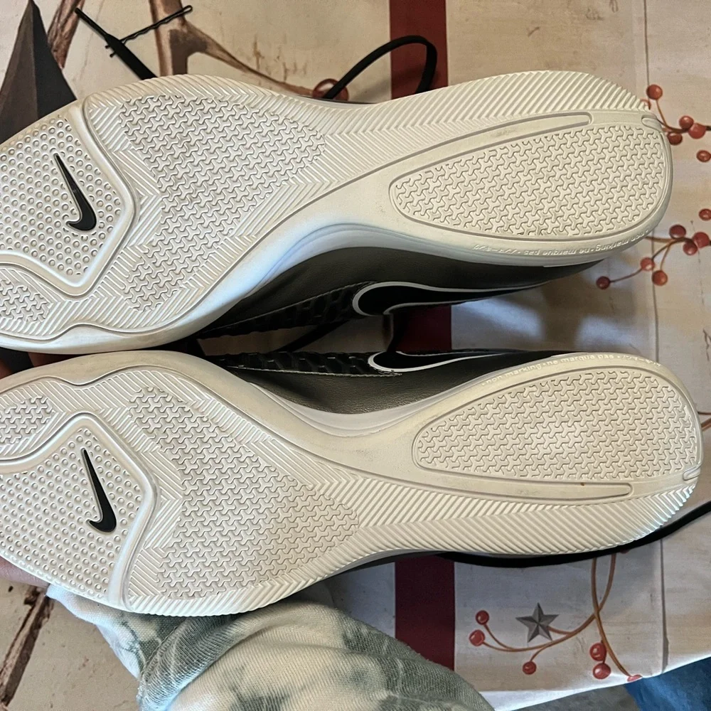 Nike Gray and Black Athletic Shoes with Textured Design - Picture 4 of 8